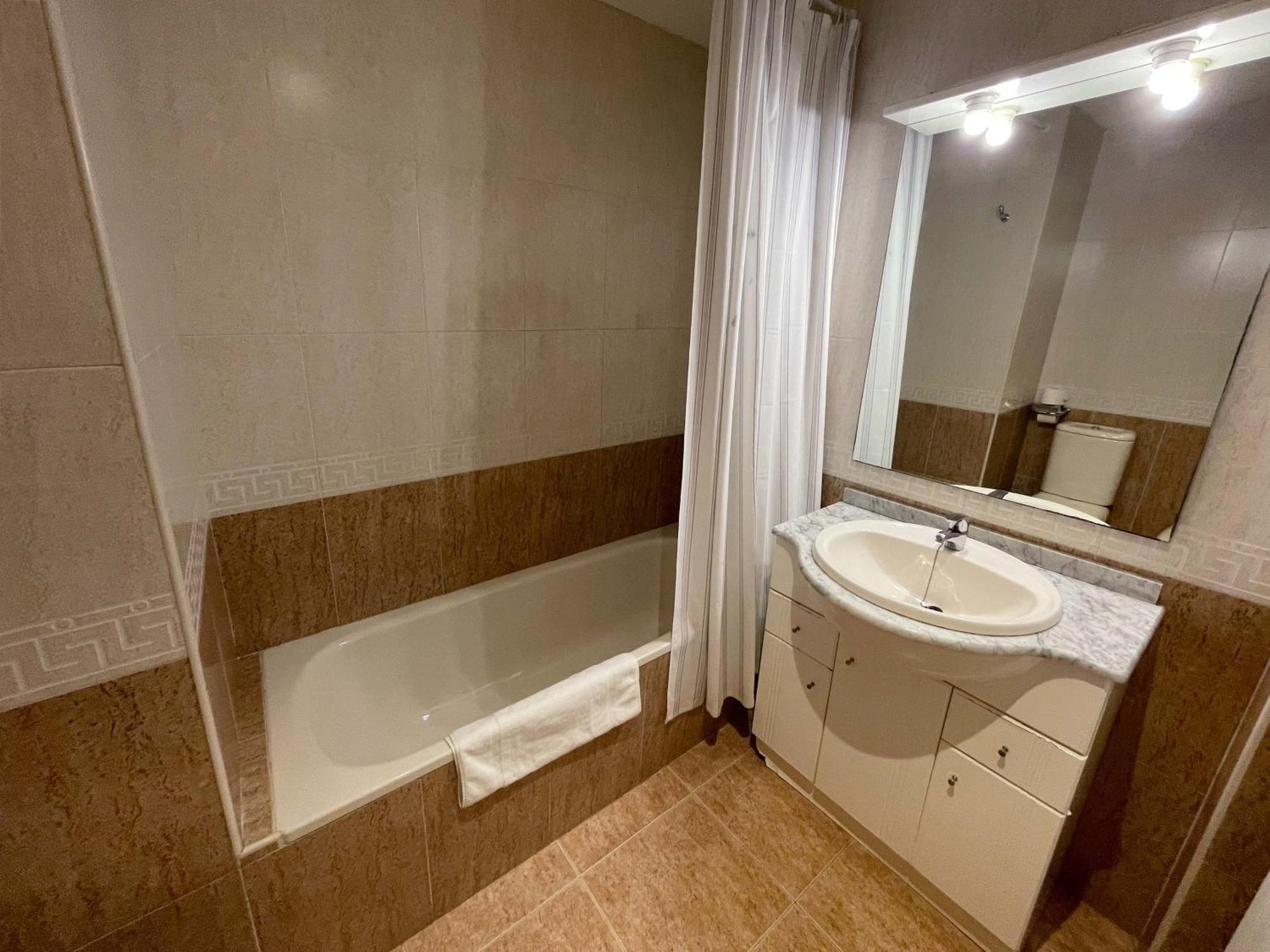 Apartamentos El Pilar Suites 3000 Zaragoza Luaran gambar